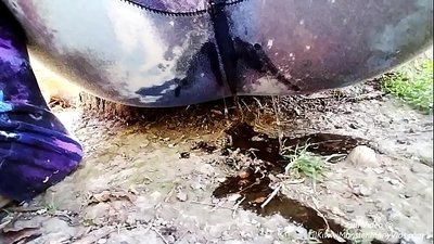 Kencing di jalan! Ayo tonton LilKiwwiMonster membuat celana dalamnya basah dan kencing di tanah!