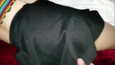 Adik sekolah perawan yang sedang tidur membuat pantatnya kencang dengan jari-jarinya